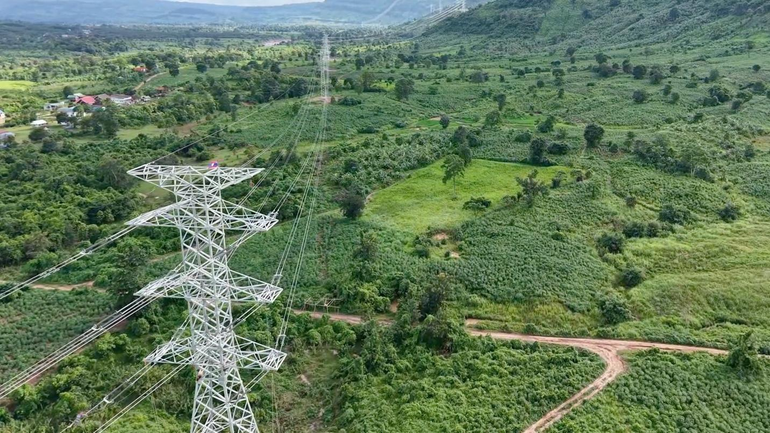 Tuyến đường dây truyền tải 220kV nối từ Nhà máy điện gió Savan 1 tại Lào đã được hoàn thành chỉ sau 6 tháng thi công, chuẩn bị đấu nối vào hệ thống điện quốc gia Việt Nam trong thời gian tới. 1113.png