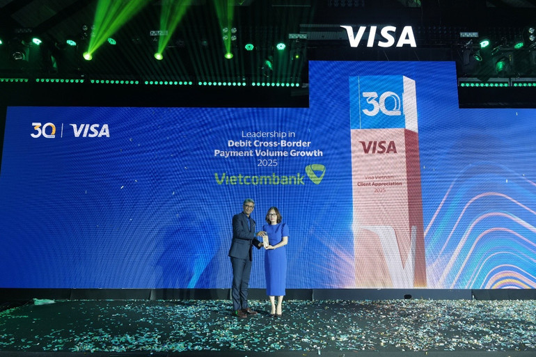 Đại diện Vietcombank, bà Trần Thị Hạnh - Trưởng phòng Phát triển sản phẩm bán lẻ nhận giải thưởng “Leadership in Debit Cross-Border Payment Volume Growth - Ngân hàng dẫn đầu về tăng trưởng giao dịch xuyên biên giới trên thẻ ghi nợ năm 2025” từ đại diện Visa. vcb5.jpg