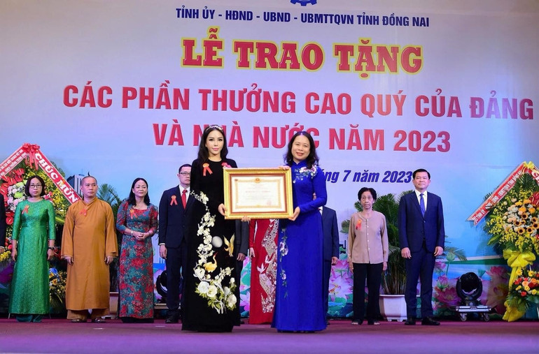 Phó Chủ tịch nước Võ Thị Ánh Xuân trao Huân chương Lao động hạng Nhất cho bà Lê Nữ Thùy Dương - Phó Chủ tịch Tập đoàn KN Holdings. kn3.jpg