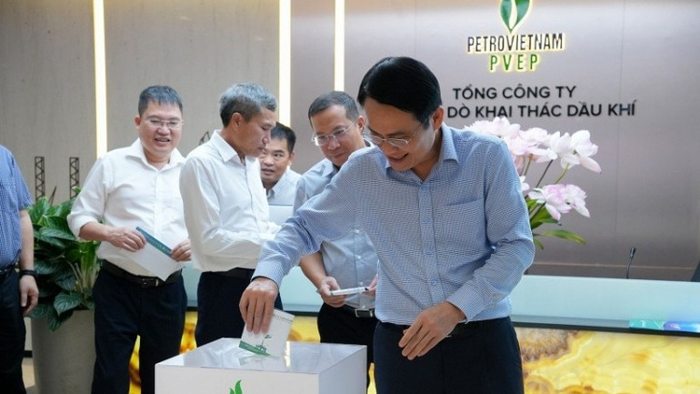 Ông Trương Quốc Lâm - Chủ tịch Hội đồng thành viên Tổng Công ty Thăm dò Khai thác Dầu khí tham gia ủng hộ đồng bào chịu ảnh hưởng do bão số 3. pvep2-5058.jpg
