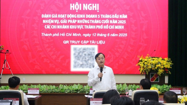 Đồng chí Bí thư Đảng ủy, Chủ tịch Hội đồng Thành viên Agribank Tô Huy Vũ nắm bắt tình hình hoạt động kinh doanh của Agribank khu vực Thành phố Hồ Chí Minh tại buổi làm việc với các Chi nhánh trên địa bàn vào tháng 6/2025. agribank2-861.jpg