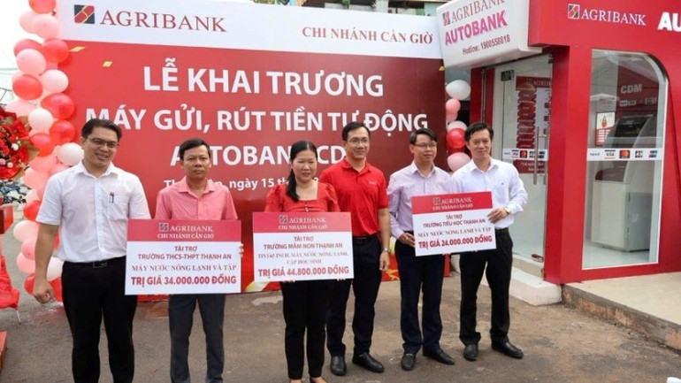 Agribank Chi nhánh Cần Giờ trao tặng ủng hộ an sinh xã hội cho các trường học trên địa bàn xã Thạnh An. agribank-4-7852.jpg