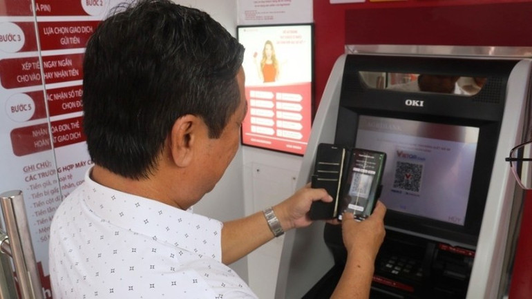 Khách hàng trải nghiệm giao dịch Máy AutoBank CDM tại Lễ khai trương. agribank3-2700.jpg