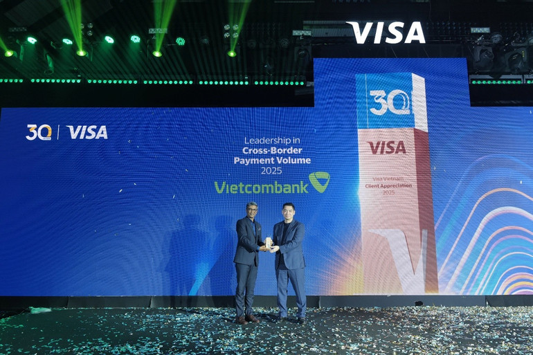 Đại diện Vietcombank, ông Trần Văn Thành - Phó Trưởng Phòng Phát triển Kênh số và Đối tác (bên phải) nhận giải thưởng “Leadership in Cross-Border Payment Volume - Ngân hàng dẫn đầu về tổng doanh số giao dịch xuyên biên giới năm 2025” từ đại diện Visa. vcb6.jpg