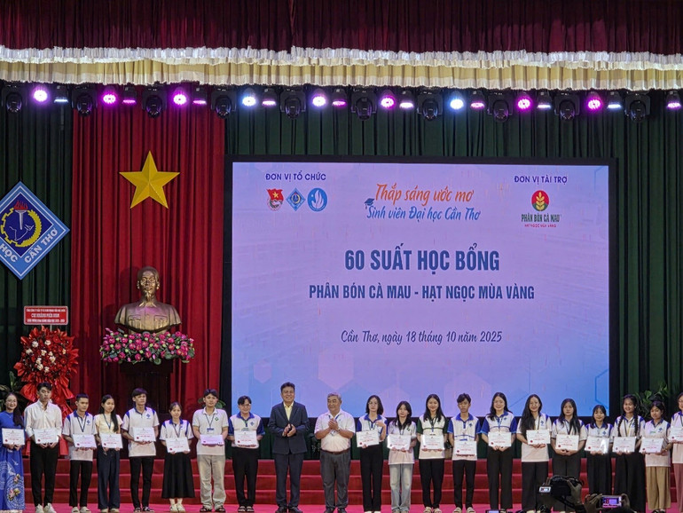 Đây đã là năm thứ 9 liên tiếp Phân bón Cà Mau trao tặng học bổng Hạt ngọc mùa vàng cho Trường đại học Cần thơ. dam-2.jpg