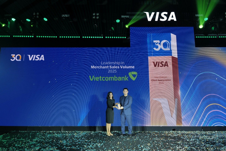 Đại diện Vietcombank, ông Trần Văn Thành - Phó Trưởng Phòng Phát triển Kênh số và Đối tác nhận giải thưởng “Leadership in Merchant Sales Volume - Ngân hàng dẫn đầu về doanh số thanh toán tại đơn vị chấp nhận thẻ năm 2025” từ đại diện Visa. vcb2.jpg