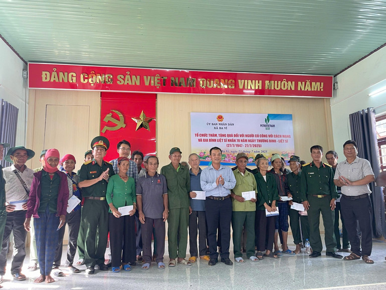 Đại diện Hội Cựu chiến binh BSR thăm hỏi, tặng quà cho các gia đình có công tại Ủy ban nhân dân xã Ba Vì, tỉnh Quảng Ngãi. bsr-6.jpg