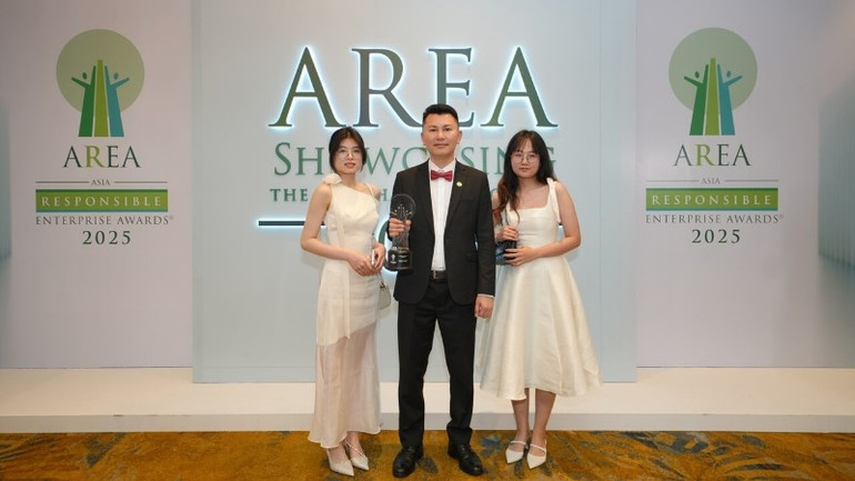 Founder & CEO ExtendMax - ông Trần Thanh Phương và cộng sự tại lễ trao giải thưởng Lãnh đạo Xanh châu Á tại Thái Lan. exttend-max-2-2692.jpg