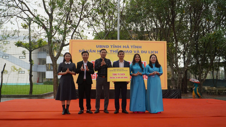 Керівники Департаменту культури, спорту та туризму провінції Хатінь передали електронну книжкову полицю середній школі Ле Ван Тьєм. s2-2.jpg