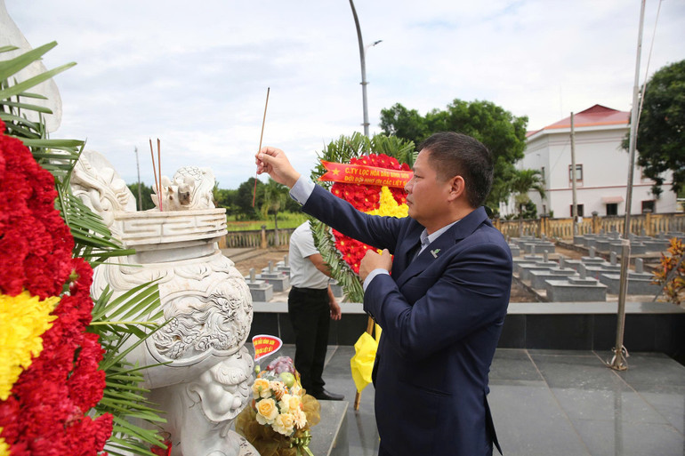 Tổng Giám đốc BSR Nguyễn Việt Thắng dâng hương tri ân sâu sắc đối với các Anh hùng liệt sĩ đã hy sinh vì độc lập, tự do của dân tộc. bsr-3-4.jpg