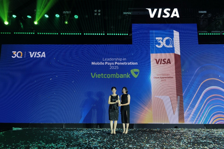 Đại diện Vietcombank, bà Lê Hồng Vân - Phó Giám đốc phụ trách Trung tâm Đổi mới Sáng tạo (bên phải) nhận giải thưởng “Leadership in Mobile Pays Penetration - Ngân hàng dẫn đầu về tần suất giao dịch qua ví điện tử năm 2025” từ đại diện Visa. vcb4.jpg