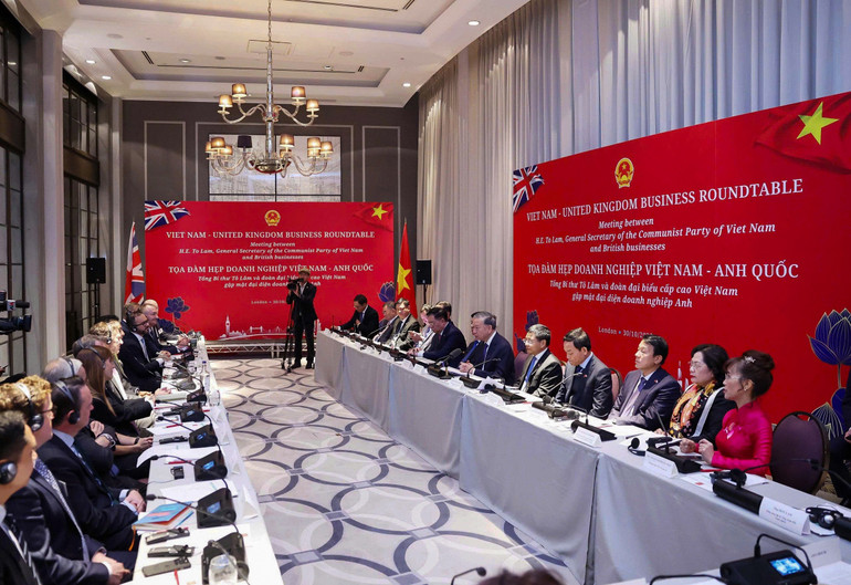 Ông Kevin Kwon - Tổng Giám đốc Prudential Việt Nam tham gia thảo luận tại Tọa đàm doanh nghiệp Việt Nam-Anh. anh-1-2.jpg