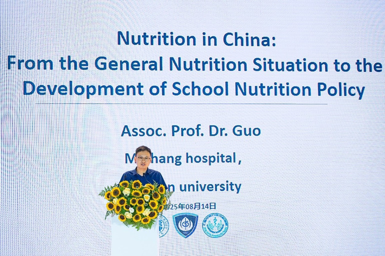 PGS, TS Zhuifeng Guo – Nghiên cứu sinh chương trình học bổng toàn cầu về nghiên cứu lâm sàng, Đại học Harvard, Mỹ, cũng đảm nhiệm vị trí Giám đốc Ban Đổi mới và Phát triển Ngoại khoa, Hiệp hội Quản lý ngành công nghiệp y tế quốc gia Trung Quốc, trình bày tham luận tại Hội thảo khoa học quốc tế Dinh dưỡng học đường 2025. dinh-duong-2.jpg