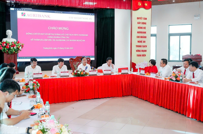 Đồng chí Tô Huy Vũ - Bí thư Đảng ủy, Chủ tịch Hội đồng thành viên Agribank cùng đoàn công tác Trụ sở chính làm việc tại Agribank Chi nhánh Nghệ An a2-7813.jpg