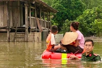 Lực lượng Công an Lạng Sơn sơ tán người dân vùng ngập lụt đến nơi an toàn. (Ảnh QUỐC ĐẠT)