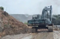 Ngành xây dựng tỉnh Quảng Ngãi huy động phương tiện khắc phục điểm sạt lở trên tuyến đường ĐT.673 chạy qua địa bàn xã Xốp.