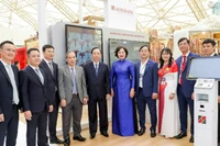 Thống đốc Nguyễn Thị Hồng cùng đoàn đại biểu lãnh đạo Ngân hàng Nhà nước tham quan gian trưng bày triển lãm của Agribank.