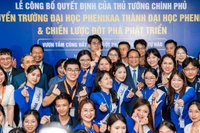 Thủ tướng Phạm Minh Chính chụp ảnh lưu niệm cùng sinh viên Đại học Phenikaa.