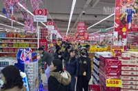 Rộn ràng không khí sắm Tết tại siêu thị Hà Nội