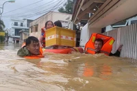 Bộ đội Lữ đoàn 957 kịp thời hỗ trợ người dân vùng lũ. (Ảnh: CTV Hải quân)