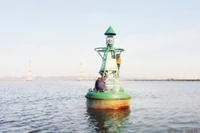 Nhân viên Bảo đảm an toàn hàng hải Đông Bắc Bộ bảo trì báo hiệu hàng hải.