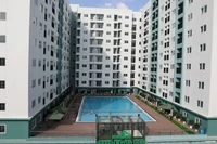 Nhiều người thu nhập thấp ở các đô thị có nhu cầu mua nhà ở xã hội. (Ảnh: MINH THÀNH)