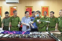 Lực lượng chức năng tỉnh Thanh Hóa xem xét vũ khí cùng ma túy tang vật.