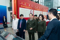 Thượng tướng Trần Quốc Tỏ và các đại biểu tham quan gian hàng MobiFone