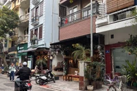 Tại phố Hàng Phèn (phường Hoàn Kiếm), nhiều mái che tự phát được hàn cố định cùng vật dụng bày biện phục vụ kinh doanh lấn chiếm vỉa hè, buộc người đi bộ và du khách phải đi xuống lòng đường.