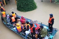 Xuồng chuyên dụng của Lữ đoàn 680, Vùng 3 Hải quân đưa hàng hóa đến vùng cô lập tại Hà Nha, thành phố Đà Nẵng. (Ảnh: BÁ DŨNG)