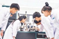 Sinh viên ngành Vật liệu thông minh và trí tuệ nhân tạo, Trường đại học Phenikaa thực hành nghiên cứu tại phòng thí nghiệm.