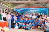 Chương trình thiện nguyện được tổ chức tại nhà văn hóa thôn đơn sơ ngay cạnh điểm trường.