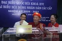 [Ảnh] Xúc động hình ảnh các cử tri cao tuổi tham gia ngày hội bầu cử ở Hà Nội