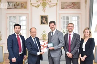 Đoàn công tác của Đại sứ quán Việt Nam làm việc với ông Xavier Delarue, Tỉnh trưởng tỉnh Meuse. (Ảnh: MINH DUY)