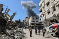 Khói bốc lên sau cuộc không kích của Israel xuống thành phố Gaza ngày 10/9/2025. (Ảnh minh họa: THX/TTXVN)