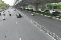 Đường Phạm Văn Đồng đang được triển khai lắp đặt hàng rào liên kết để phân làn ô-tô, xe máy.