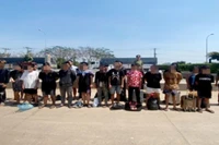 Công dân Việt Nam được phía Campuchia trao trả. (Ảnh: Báo Nhân Dân)