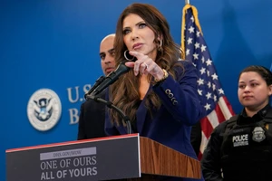 [Video] Quan chức Mỹ đặt nghi vấn về “nhà nước ngầm” và gián điệp nội bộ