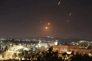 [Video] Iran phóng tên lửa vào thị trấn "đặt cơ sở hạt nhân" của Israel