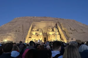 [Video] Hiện tượng “Mặt trời thẳng hàng” tại Ai Cập thu hút hàng trăm du khách