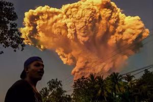 [Video] Núi lửa phun trào: Bali hủy hàng chục chuyến bay, sơ tán người dân