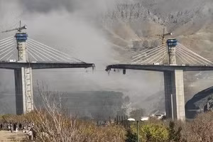 [Video] Hơn 100 người thương vong trong vụ cầu dân sự Iran trúng không kích