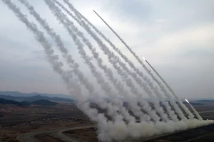 [Video] Triều Tiên diễn tập pháo phản lực chiến lược 