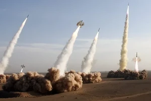 [Video] Tehran phóng đợt tên lửa thứ 51, Israel phá hủy kho UAV của Iran 