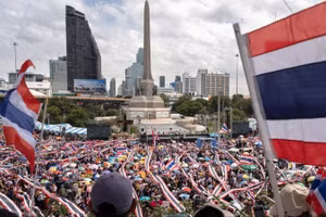 [Video] Sức ép bao trùm chính trường Thái Lan