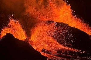 [Video] Khoảnh khắc núi lửa hoạt động mạnh nhất thế giới phun trào trở lại tại Hawaii