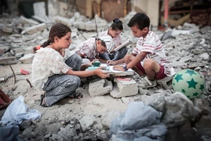 [Video] Trẻ em Dải Gaza gánh trách nhiệm mưu sinh hậu xung đột 
