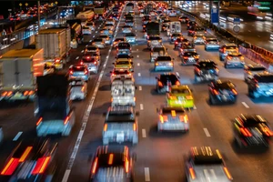 [Video] IEA khuyến cáo làm việc từ xa, hạn chế bay để giảm giá năng lượng toàn cầu