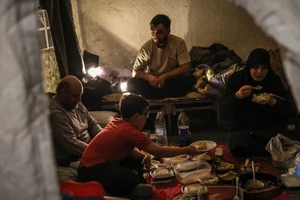 [Video] Người dân Lebanon ồ ạt di tản khi giao tranh leo thang