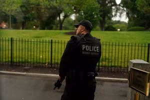 [Video] Mỹ phong tỏa khẩn cấp Nhà Trắng sau loạt nổ súng 